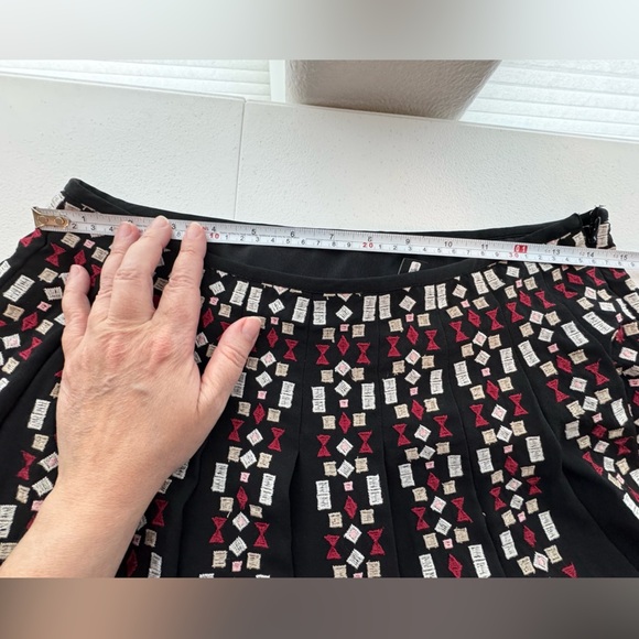 Ann Taylor Geometric Embroidered A-line Pleated Skirt Size 6 - Picture 4 of 8